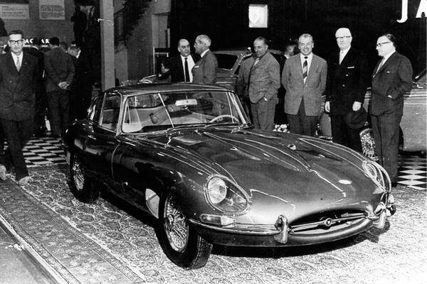 Der E-Type ist der Sportwagen von Jaguar. In den USA wurde er unter der Bezeichnung XKE verkauft. Gebaut wurde der E-Type von 1961 bis 1975. Das Design des Autos ist legendär. Die Motorhaube ist mit zweit Metern Länge fast so lang wie der Rest des Jaguars.