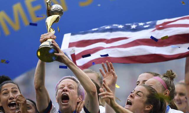 Megan Rapinoe stemmt den WM-Pokal. Ihre Tore ebneten Amerika den Weg zum vierten Titel.