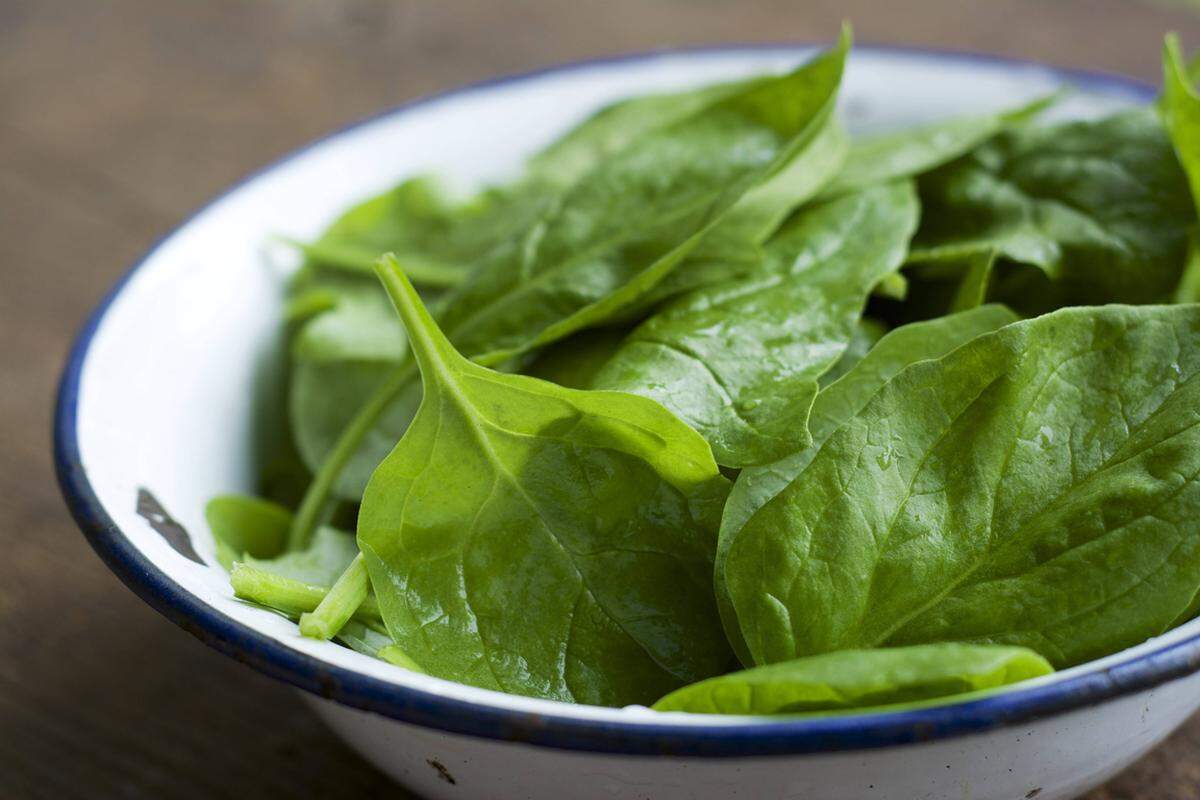 5. Spinat Spinat enthält Eisen, wichtige Mineralstoffe, Pro-Vitamin A, Vitamin C und Eiweiß. Wer ordentlich Spinat und anderes nitrathaltiges Gemüse isst, bekommt laut einer schwedischen Studie übrigens stärkere Muskeln.