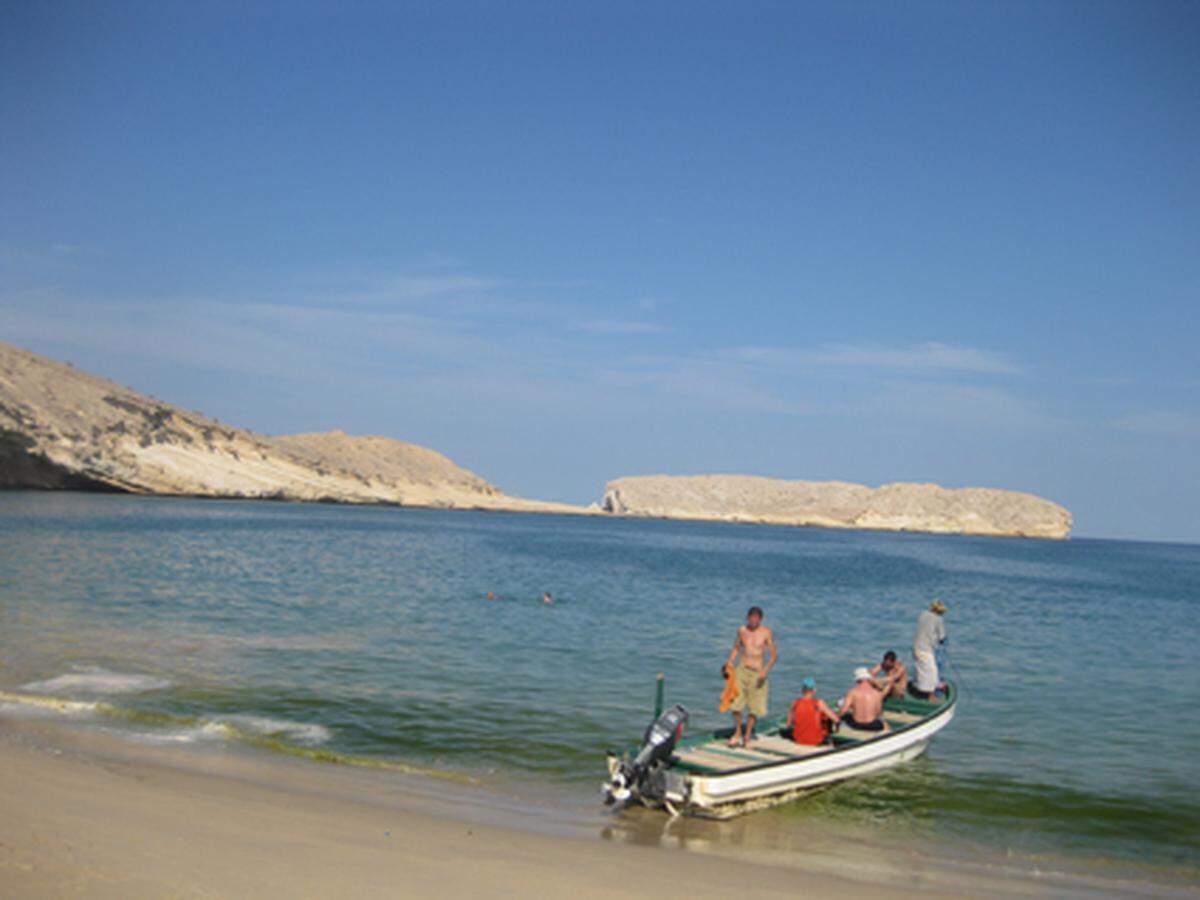 Wer auf offizielle Besichtigungsprogramme verzichtet, kann per Taxi einen Sprung ins saubere Wasser der kleinen Buchten ringsum von Muscat die Stadt Meer machen …