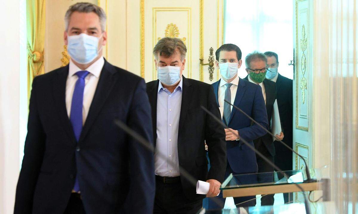 "Wir sind sozusagen die Flex, die Trennscheibe für die Gesundheitsbehörden, um die Infektionskette rasch zu durchbrechen." Innenminister Karl Nehammer (ÖVP) bietet den Ländern Polizisten für die Rückverfolgung der Infektionskette an.