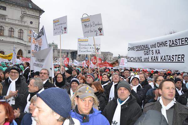 Nachdem sich am Mittwoch "alle warm angezogen haben", warnt er auch die Regierung mit den Worten, sie solle sich "warm anziehen". Auf die Frage, ob die Demonstration die Regierung überhaupt beeindrucken wird, meint der GÖD-Chef: "Wen die 40.000 Menschen, die gekommen sind, nicht beeindruckt, der hat kein Herz".