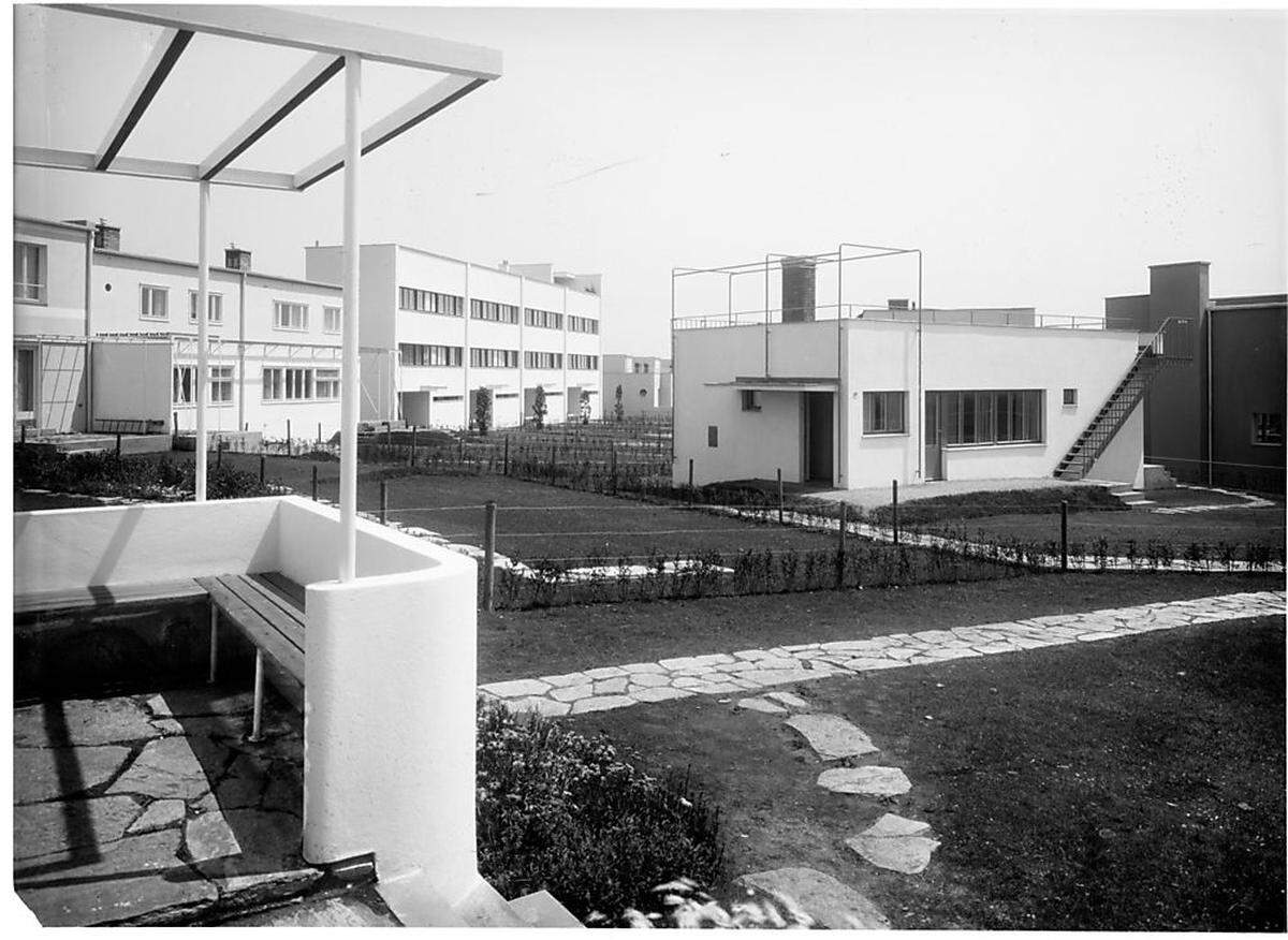 In Österreich konnte der Architekt nur ein Haus verwirklichen: ein kleines Einfamilienhaus in der Wiener Werkbundsiedlung, das 1932 fertiggestellt wurde.  Neutra versuchte zwar ebenso in Österreich Fuß zu fassen, zog aber in den 1960er-Jahren wieder zurück in die alte, amerikanische Heimat.