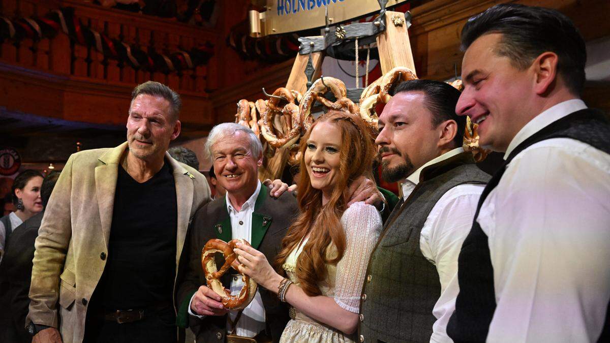 Ralf Moeller, Stanglwirt Balthasar Hauser, Barbara Meier mit Mann Klemens Hallmann und Andreas Gabalier (v.l.n.r.).