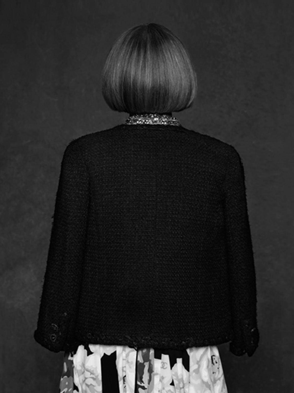 Karl Lagerfelds neuester Streich ist der Bildband "The Little Black Jacket", der über 100 Prominente in der Kult-Jacke zeigt. Erst im Herbst erscheint das Buch, doch mit einer Pressetour und Ausstellungen bekommt man schon jetzt einen Vorgeschmack auf das Werk. Vogue-Chefredakteurin Anna Wintour ist auch von hinten leicht anhand ihrer Frisur zu erkennen.