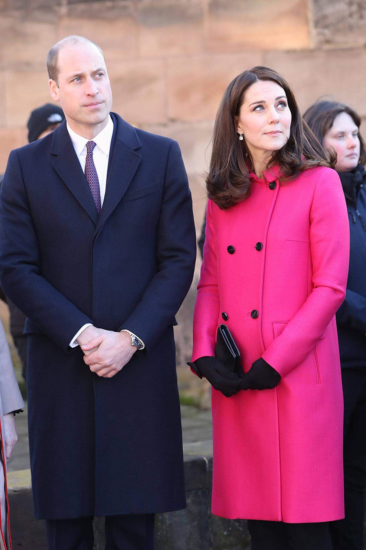 Der Herzog und die Herzogin von Cambridge überraschten mit der Nachricht die "Royal Watcher" - immerhin hatten sich die letzten Mountbatten-Windsor-Generationen stets für nur zwei Kinder entschieden. Frischer Wind also für das britische Königshaus - bei der Namenswahl aber werden der künftige König und seine Königin wohl traditionell bleiben.