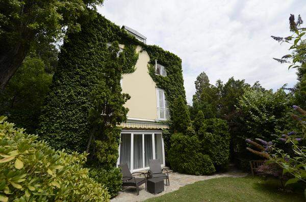 In Wien stand einige Zeit dieses "Haus im Grünen" zum Verkauf. Was unspektakulär klingt, dürfte Fan-Herzen höher schlagen lassen: Denn bei der Immobilie in Döbling handelt es sich um Peter Alexanders Grinzinger Villa, in der er die letzten Jahre bis zu seinem Tod 2011 zurückgezogen gelebt hat.