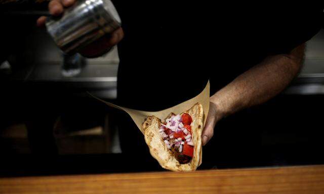 Die Athener Küchehat mehr zu bieten als Souvlaki. Klassisch gekocht wird in den Tavernen an der Küste, hier gibt Großmutter den Ton an.