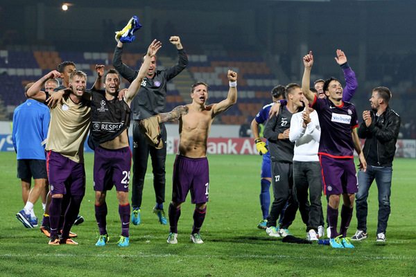 Es war der Beginn einer langen Feiernacht in violett.