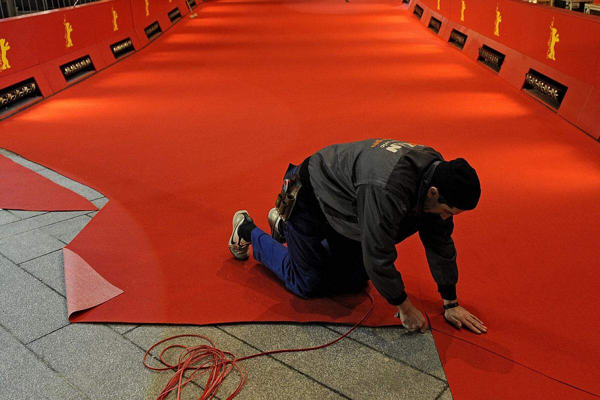 Der rote Teppich klebt und einige Stars sind auch schon eingetroffen: Am Donnerstagabend, dem 10. Februar, wurde die Berlinale mit dem mehrfach Oscar-nominierten "True Grit" eröffnet. Der Wild-West-Streifen von den Coen-Brüdern läuft im Wettbewerb außer Konkurrenz.