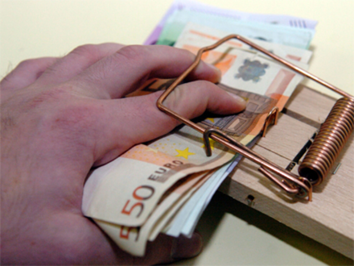 Die Banken erfanden ganz neue Wertpapiere (CDO's...), mit denen Kredite verbrieft und weiterverkauft wurden, bis niemand mehr wusste, was er in Händen hatte. Der Handel fand unkontrolliert statt. Das brachte das globale Finanzsystem ins Wanken.In diesem Bereich sollen künftige Transaktionen über Regulierungsbehörden laufen. Manche Experten fordern gar ein Verbot.