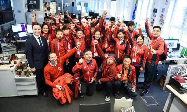 Team Mongolei auf Besuch in der „Presse“, empfangen von CEO Rudolf Schwarz, begleitet von Philipp Bodzenta (l., Coca-Cola).