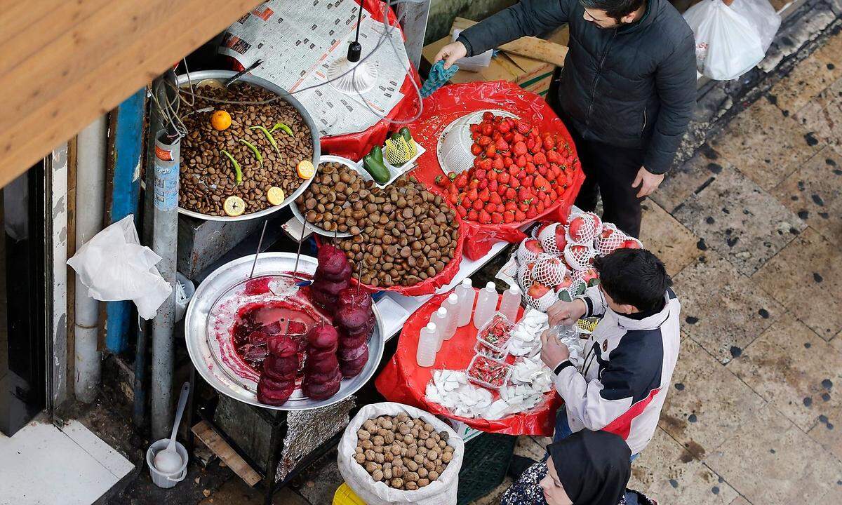 Viele Iraner haben aber auch Sympathie für die Demonstranten. "Das Leben ist wirklich hart, die hohen Preise erdrücken uns. Mein Mann ist Beamter, doch sein Gehalt reicht längst nicht, um über die Runden zu kommen", klagt die 42-jährige Farzaneh Mirsaie. Die Mutter zweier Kinder sorgt sich auch um mehrere Verwandte, die kürzlich ihre Arbeit in einer Teppichfabrik verloren haben.