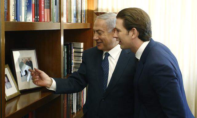 Von gleich zu gleich: Benjamin Netanjahu empfing Sebastian Kurz erstmals als Kanzler in seinem Büro in Jerusalem. 