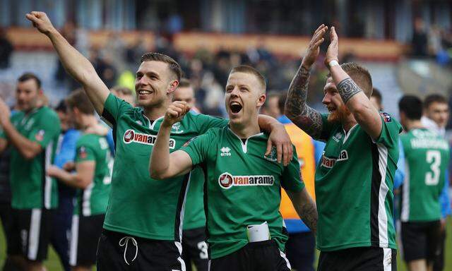Lincoln´s Alan Power, Terry Hawkridge and Jonathan Jack Muldoon celebrate after the match