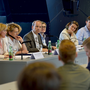 Die Diskutierenden im Dachgeschoß des Wiener Juridicums (von links nach rechts): Dagmar Grain-Jeschke, Constanze Fischer-Czermak, „Presse“-Moderator Benedikt Kommenda, Elisabeth Holzleithner, Stephanie Merckens und Moritz Yvon. 