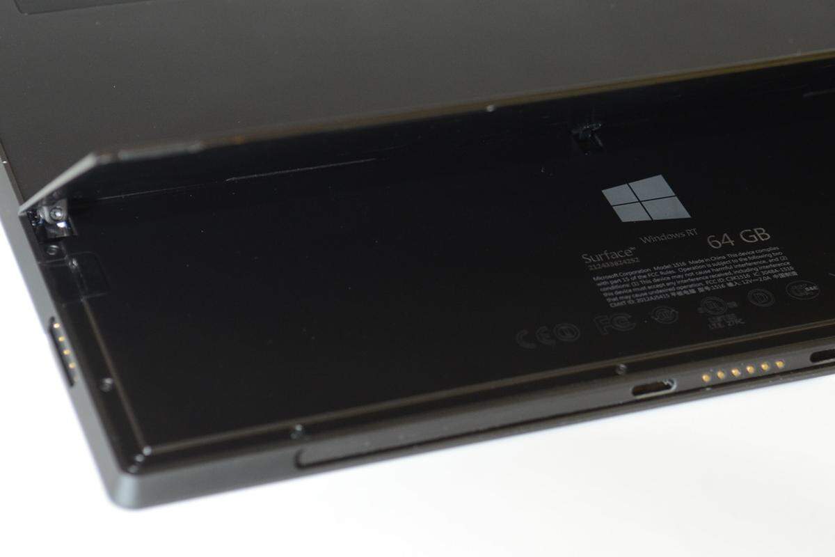 Hinter dem Standfuß verbirgt sich der MicroSD-Einschub (links im Bild) und die Typenbezeichnung inklusive Seriennummer.