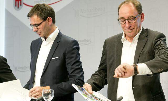 Archivbild: Landeshauptmann Wallner (ÖVP) und Landesrat Johannes Rauch (die Grünen), die nun Kritik vom Rechnungshof ausgesetzt sind.