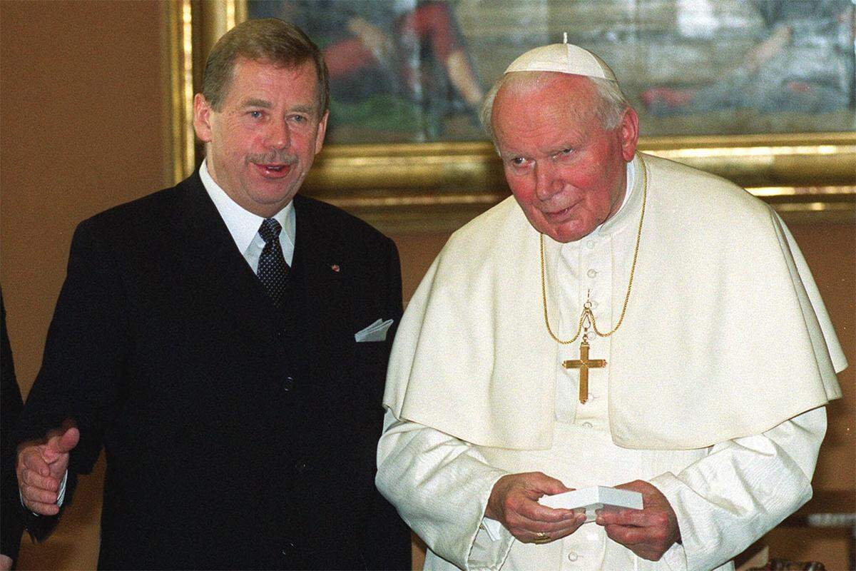 Gegen den Kommunismus kämpfte der am 5. Oktober 1936 in eine bekannte Prager Unternehmerfamilie hineingeborene Havel Jahrzehnte lang.Im Bild mit Papst Johannes Paul II. im Jahr 1999
