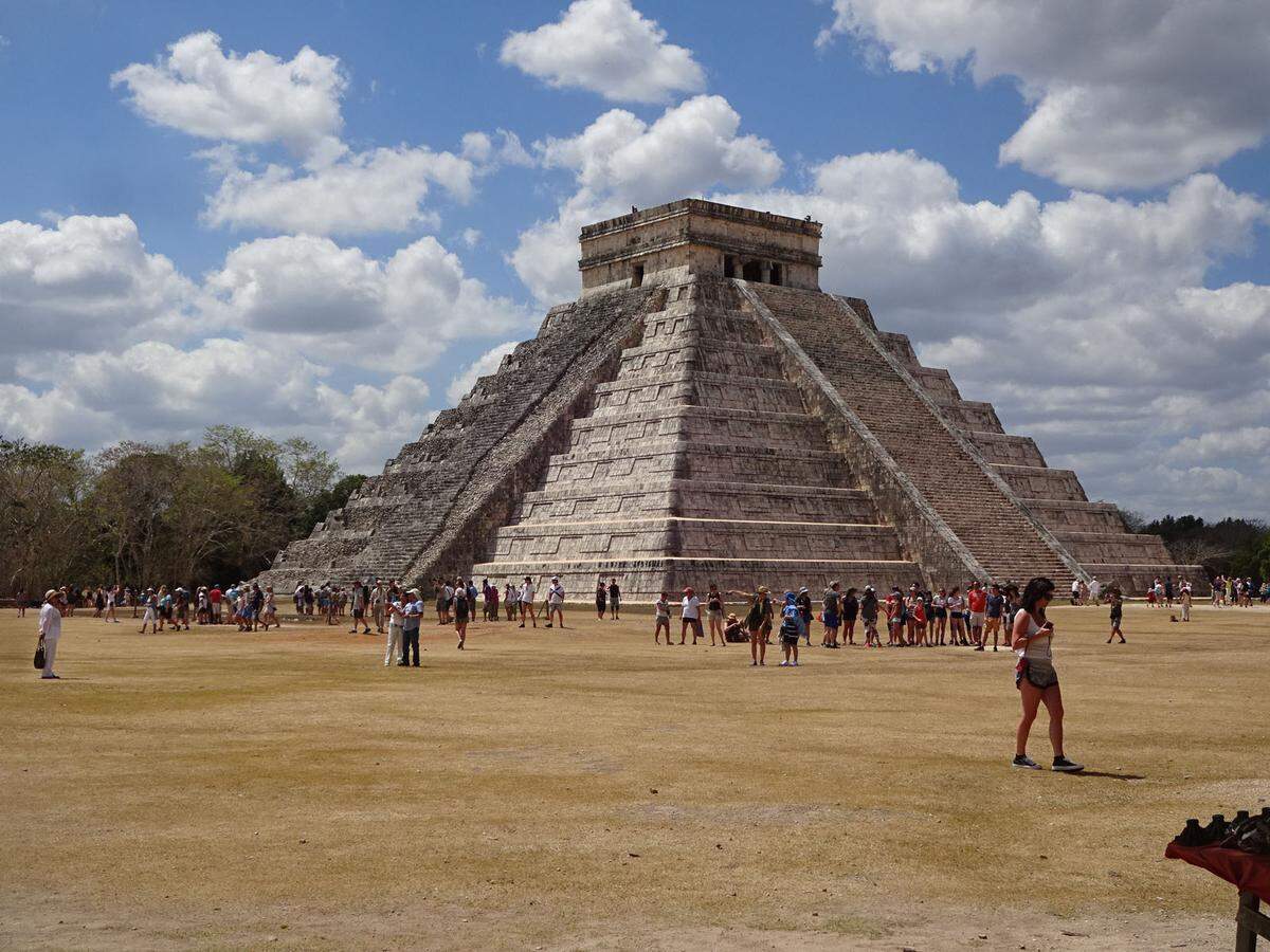 Die zentrale Stufenpyramide Chichén Itzás, der Castillo de Kukulcan, erbaut im 9. oder 10. Jahrhundert. Ringsum erhebt sich eines der beeindruckendsten Ensembles der späten Epoche der Mayakultur, bis zum 13. Jahrhundert ein Kultort, Herzen wurden hier herausgerissen und der Sonne präsentiert.