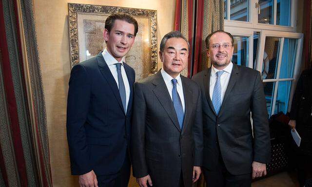 Kanzler Kurz, Chinas Außenminister Wang Yi und Außenminister Schallenberg bei ihrem Treffen in München am Freitagabend.