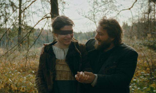 Noch ist Agnes (Anja Plaschg) blind für die Misere, die ihr in ihrer Ehe mit Wolf (David Scheid) bevorsteht: Der österreichische Film „Des Teufels Bad“ hat in Berlin Chancen auf einen Goldenen Bären.