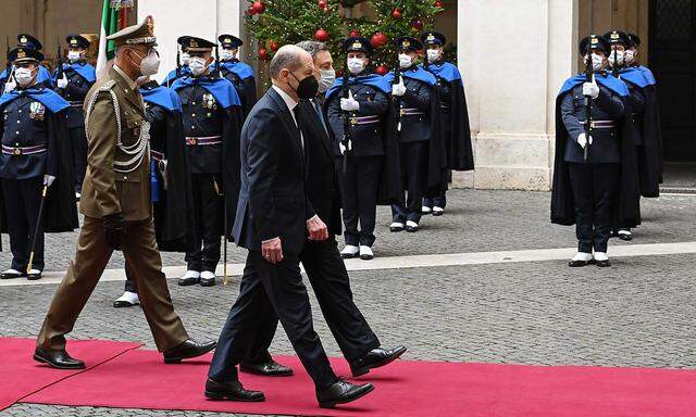 Olaf Scholz (Bildmitte im Vordergrund) stattete seinem italienischen Amtskollegen Mario Draghi in Rom einen Besuch ab.