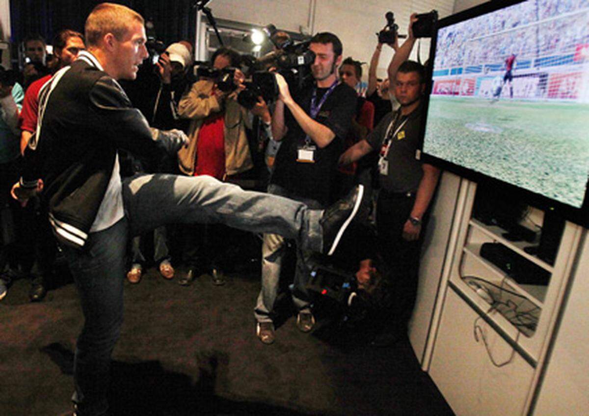 Der deutsche Fußball-Star Lukas Podolski durfte ausprobieren, ob er mit Kinect auch ohne Ball es schafft, Tore zu schießen. Zum Glück ging es hier nicht um einen entscheidenden Elfmeter bei einer Weltmeisterschaft, sondern nur um die Show.