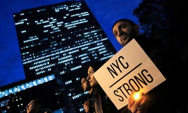 Menschen haben sich in der Nacht versammelt und den Opfern des Anschlags in New York gedacht. 
