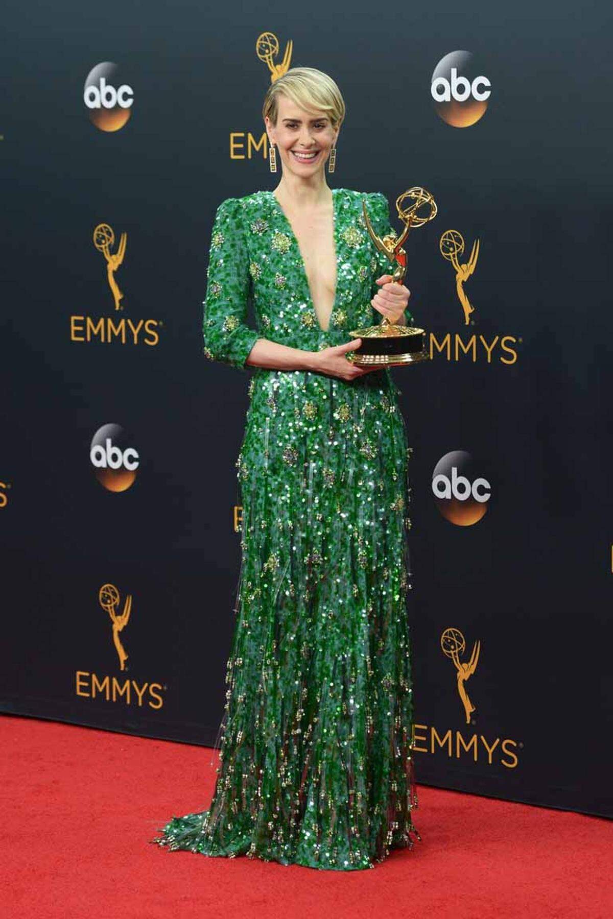 Sarah Paulson nahm ihren Emmy als beste Hauptdarstellerin Miniserie oder Fernsehfilm in einem grünen Paillettenkleid von Prada entgegen.