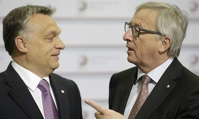 Erhobener Zeigefinger: Juncker droht Orban