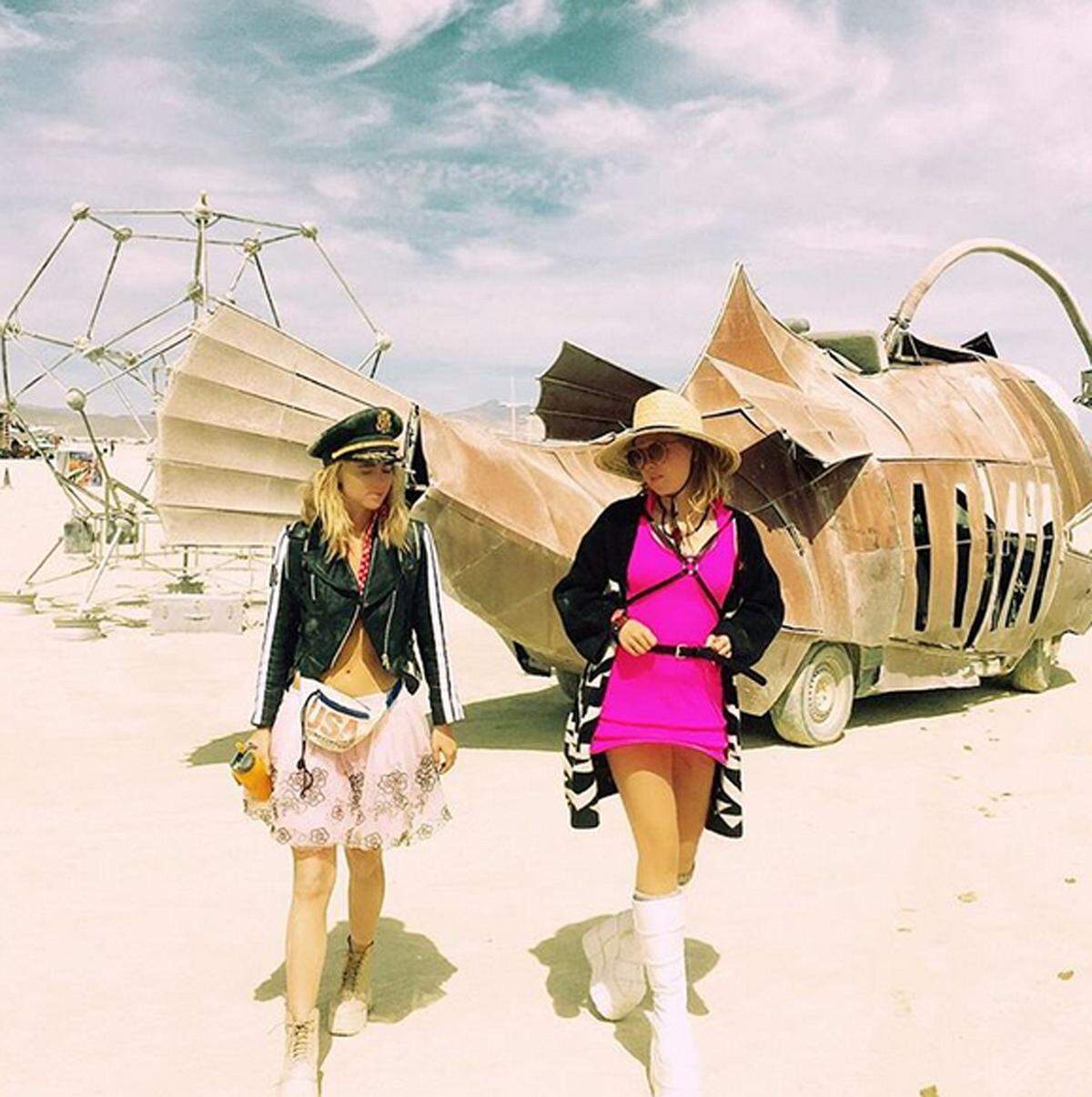Einmal im Jahr wird die Black Rock Desert in Nevada während des Burning Man Festival zu einer Stadt auf Zeit. 700.000 Besucher, darunter auch viele Prominente, ließen sich das Spektakel in diesem Jahr nicht entgehen. Schauspielerin Suki Waterhouse und die britische TV-Moderatorin Poppy Jamie.