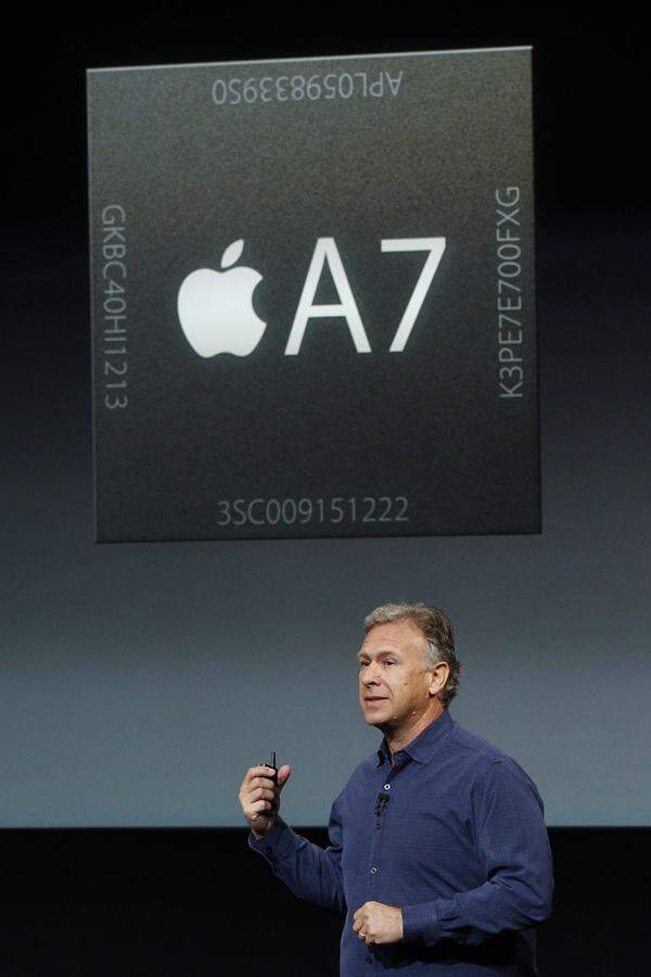 Im Unterschied zu dem günstigen iPhone 5C steckt im 5S bereits der 64-Bit-Prozessor A7. Beobachter können sich vorstellen, dass der schlanke, starke Prozessor in Zukunft auch in MacBooks Einzug findet.