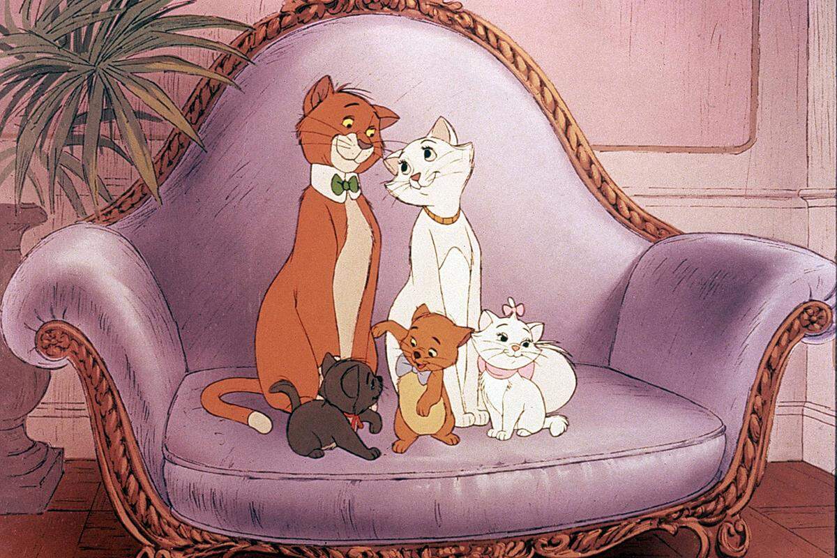 Bei diesem Film wirkte Walt Disney noch als Ideengeber mit, er starb aber vor der Fertigstellung. Die charmante und humorvolle Geschichte über eine reiche Katzenfamilie und einen gierigen Butler sollte eigentlich eine Fortsetzung bekommen, diese wurde aber gestrichen.