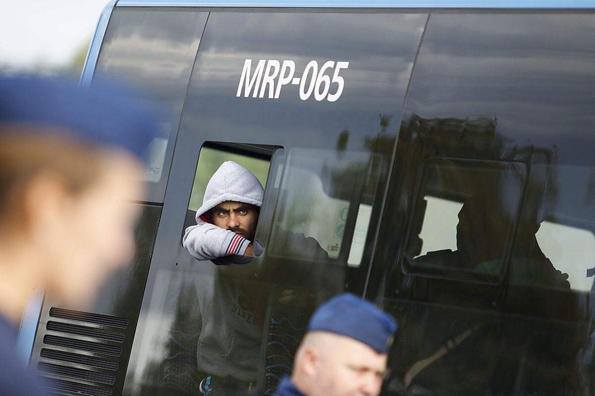 Ein Flüchtling am Montag in einem Bus bei Szentgotthard (Ungarn) an der Grenze zu Österreich.