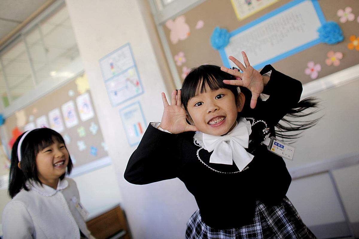 Fast vier Wochen nach der Katastrophe geht die Schule wieder los. Die Mädchen in der Shimizu-Volksschule von Fukushima lassen sich trotz der tragischen Ereignisse der vergangenen Wochen ein Lachen entlocken. (6. April)