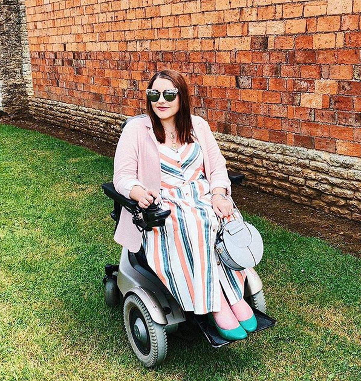 Die 30-jährige Bloggerin, die aufgrund einer spinalen Muskelatrophie im Rollstuhl sitzt, will zeigen, dass man auch als Rollstuhlfahrerin nicht auf modische Outfits verzichten muss.