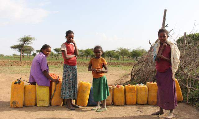 Mädchen auf dem Weg zum Wasserbrunnen. In einigen Teilen Äthiopiens ist die Ernte komplett ausgefallen. 