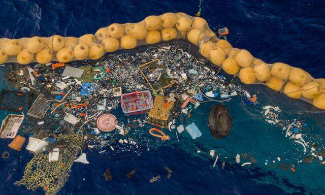 Plastikmüll landet letztendlich im Meer. Wenn es sich aufzulösen beginnt, verschwindet es von der Oberfläche – und wird zu Microplastik.