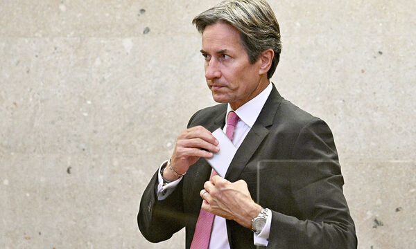 Ex-Finanzminister Karl-Heinz Grasser (Bild: Grasser als Angeklagter im Gerichtssaal, August 2020) blieb mit seinem Antrag an das Oberlandesgericht Wien erfolglos.  