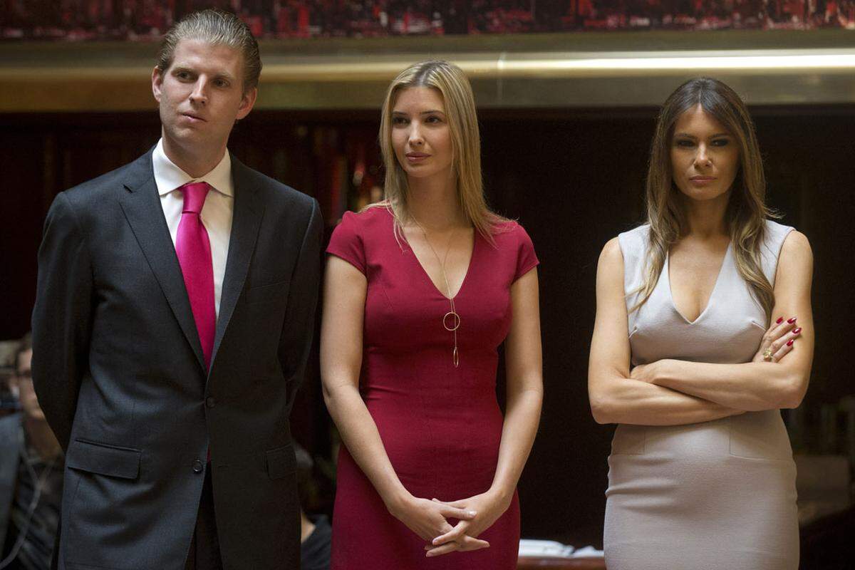 Und die scharfe Kritik an den Positionen ihres Mannes? "Wir haben ein dickes Fell. Die Leute, die ihn kritisieren, hören ihm nicht gut genug zu." Sie sei fasziniert von seinem wunderbaren Charakter. Im Bild: Eric Trump, Ivanka Trump und Melania Trump.