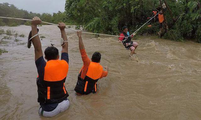 TOPSHOT-PHILIPPINES-WEATHER-FLOOD