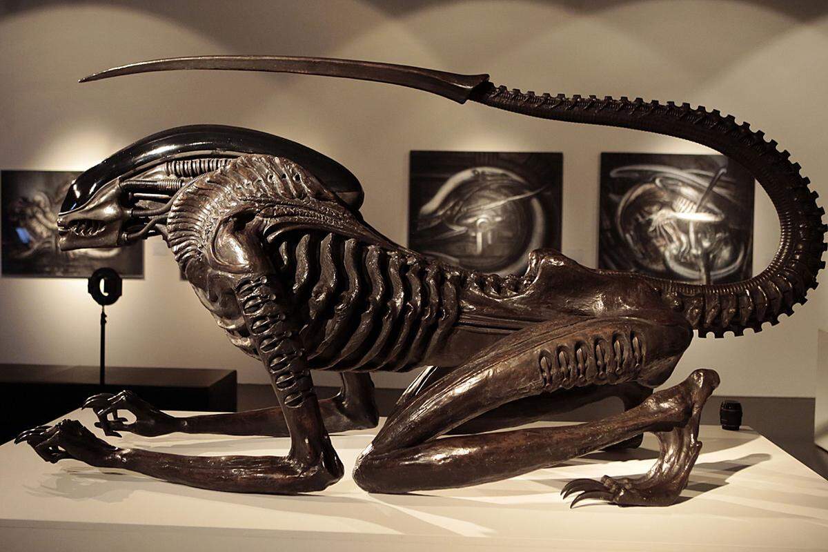 Weltbekannt wurde Giger mit seinen Entwürfen für die Monster-Figuren im Kinofilm "Alien - Das unheimliche Wesen aus einer fremden Welt" (1979) des britischen Regisseurs Ridley Scott. Er nahm dafür einen echten Totenkopf und sägte und verlängerte und formte ihn und daraus wurde der Entwurf des "Alien". 1980 bekam Giger dafür den Oscar in der Kategorie "Beste visuelle Effekte".  Foto aus der Ausstellung "HR Giger. Die Kunst der Biomechanik" im Rahmen der Ars Electronica 2013 im Linzer Lentos