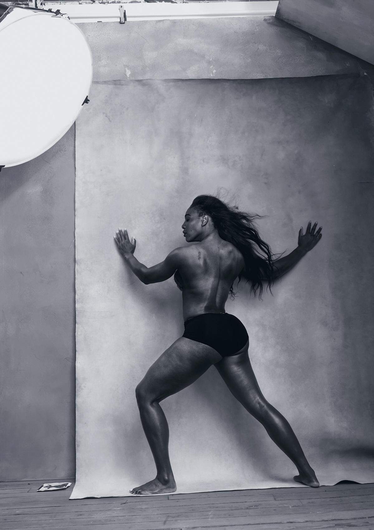"Ich wollte, dass die Frauen auf den Fotos genau so erscheinen, wie sie wirklich sind, ohne irgendwelche Inszenierung", erklärt Leibovitz. Tennisprofi Serena Williams ließ die Hüllen fallen.