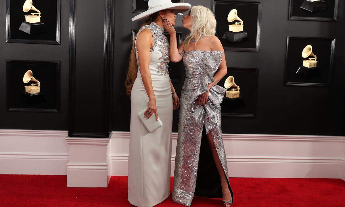 Lady Gaga fand J.Lo’s Outfit ebenfalls zum Knutschen. Sie selbst glänzte in einem von Stanniolpapier inspiriertem Kleid von Celine by Hedi Slimane und drei gewonnen Grammys. Gesangspartner Bradley Cooper holte sich in der Zwischenzeit in London den BAFTA-Award für die beste Filmmusik ab.