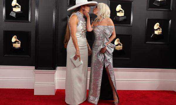 Lady Gaga fand J.Lo’s Outfit ebenfalls zum Knutschen. Sie selbst glänzte in einem von Stanniolpapier inspiriertem Kleid von Celine by Hedi Slimane und drei gewonnen Grammys. Gesangspartner Bradley Cooper holte sich in der Zwischenzeit in London den BAFTA-Award für die beste Filmmusik ab.