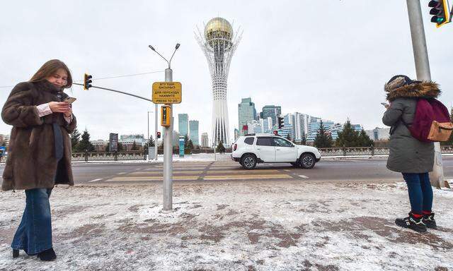 Das Smartphone als wichtigster Begleiter: Kasachstan – hier die Hauptstadt Astana – will so viele Behördengänge wie möglich digitalisieren.