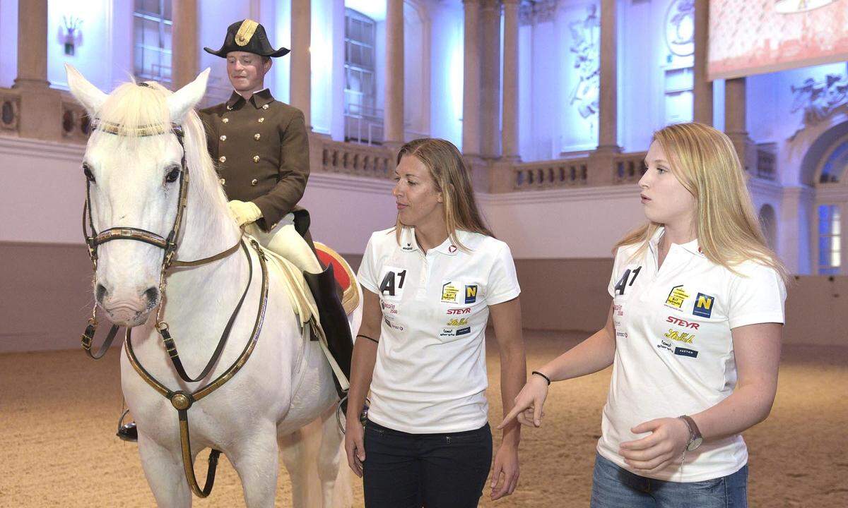 Für Stefanie Schwaiger, selbst Pferdebesitzerin, ein besonderes Erlebnis. Neo-Teamkollegin Katharina Schützenhöfer hatte noch ein bisschen Respekt...