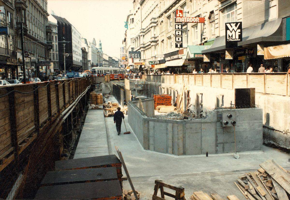 In mehreren Ausbaustufen wurde das Netz laufend erweitert. Besonders spektakuläre Eindrücke gab es etwa bei der Baustelle auf der Mariahilfer Straße. Die war vor dem U-Bahn-Bau eher heruntergekommen und erlebte nach der Eröffnung des U3-Teilstücks vom Volkstheater zum Westbahnhof einen neuen Aufschwung.
