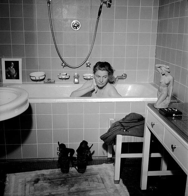 Gemeinsam mit dem "Life"-Fotografen David Scherman inszenierte sich Miller auch legendär in der Badewanne in Adolf Hitlers Wohnung in München. Die vor der Wanne platzierten Armeestiefel definierten sie als Angehörige der Alliierten und stellten damit "einen radikalen Akt der Machtumkehrung dar", so Kurator Walter Moser.Lee Miller with David E. Scherman: Lee Miller in Hitlers Badewanne, München, Deutschland, 1945